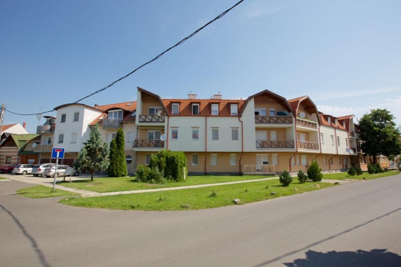 Zoli Apartmanok-Anna Koelcsey 32 Hajduszoboszlo Exterior photo